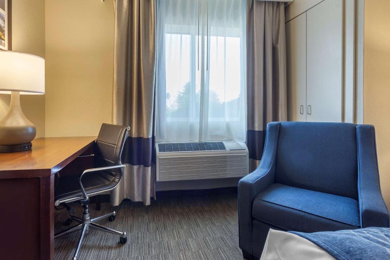 Queen Room with Roll-In Shower - Accessible/Non Smoking at Comfort Inn Rockford near Casino District