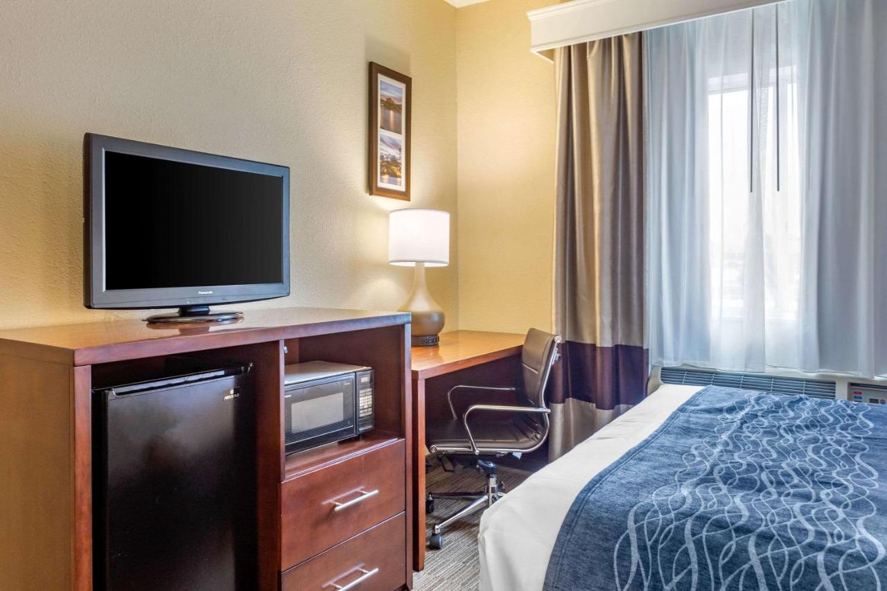 Queen Suite - Non-Smoking at Comfort Inn Rockford near Casino District