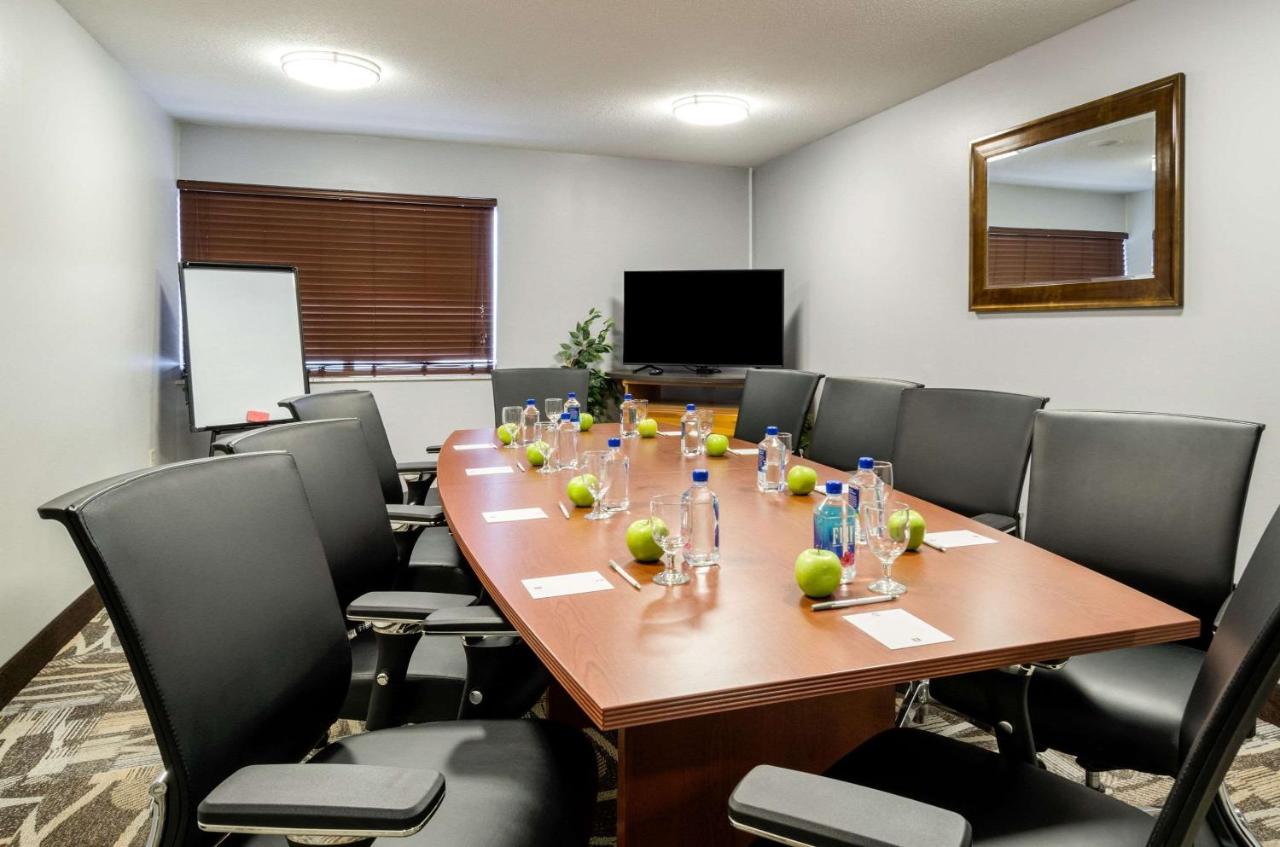 | Clarion Hotel Seekonk - Providence