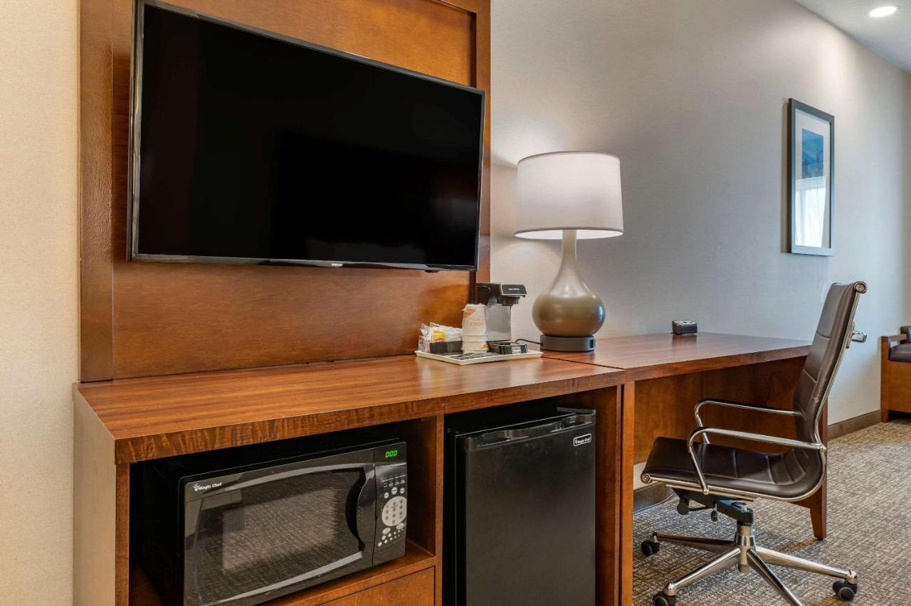 Queen Suite - Disability Access/Non-Smoking at Comfort Suites Columbus Airport