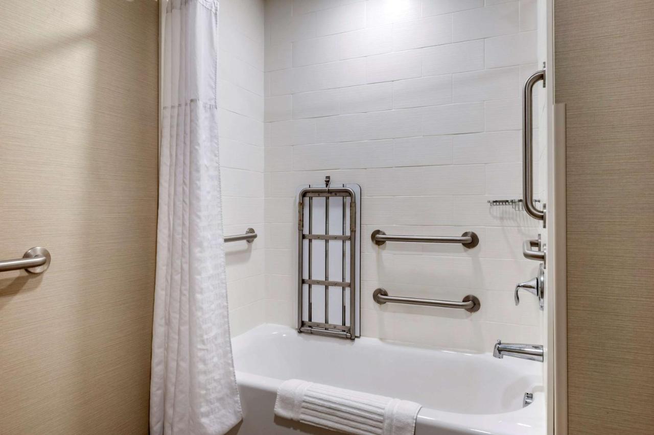 Queen Suite - Disability Access/Non-Smoking at Comfort Suites Columbus Airport