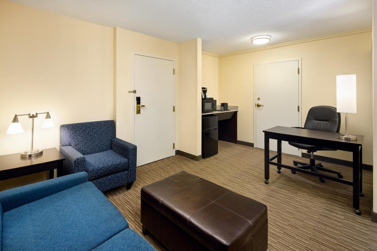 King Suite - Disability Access/Non-Smoking at Holiday Inn Express & Suites Alpharetta - Windward Parkway by IHG