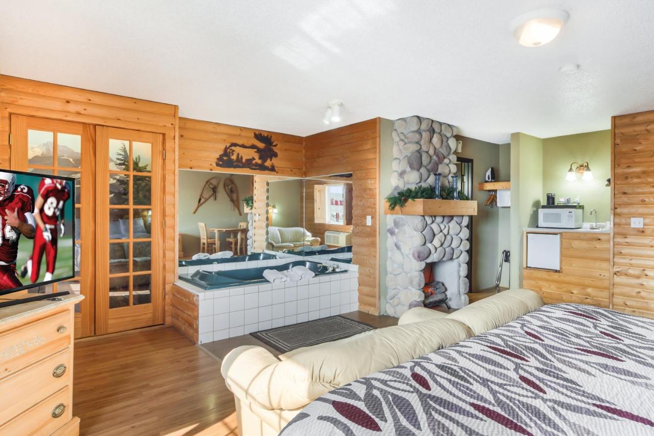 Suite King with Jacuzzi and Ski Lodge Decor Smoke Free at Red Roof Inn PLUS+ Omaha - Council Bluffs