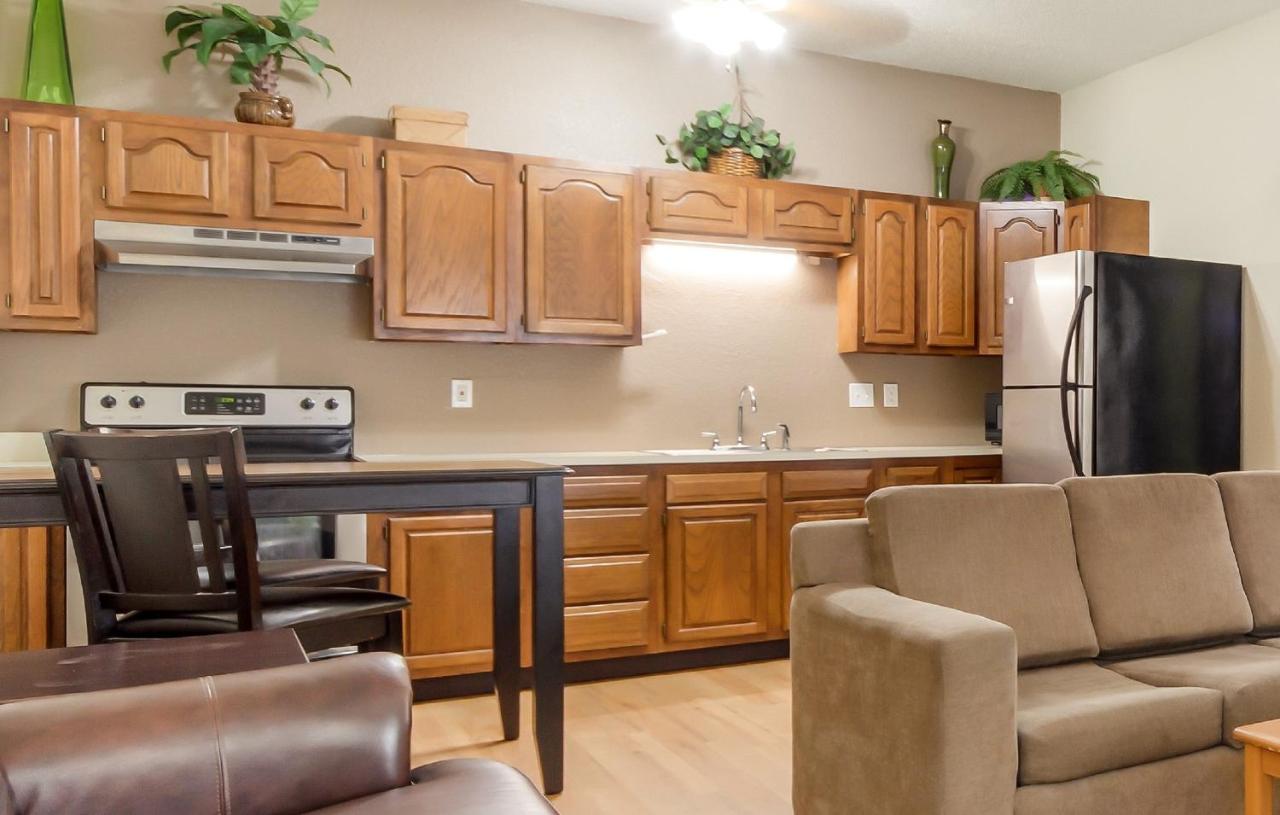 Apartment King Room Smoke Free at Red Roof Inn & Suites Omaha - Council Bluffs