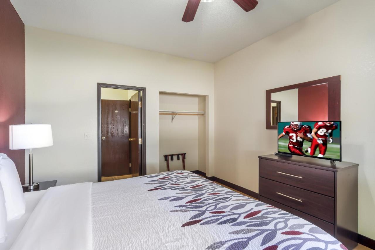Apartment King Room Smoke Free at Red Roof Inn & Suites Omaha - Council Bluffs