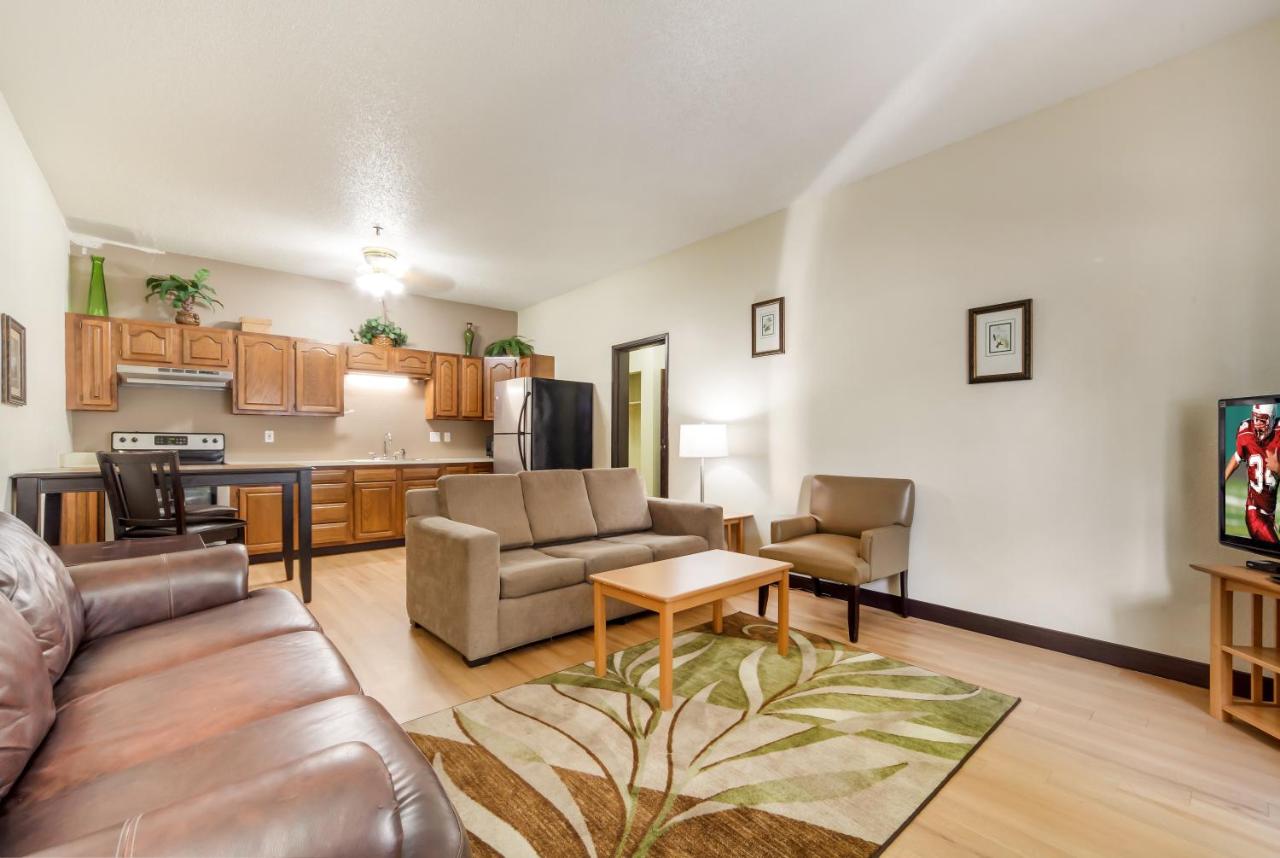 Apartment King Room Smoke Free at Red Roof Inn & Suites Omaha - Council Bluffs