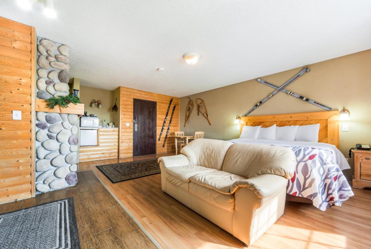 Suite King with Jacuzzi and Ski Lodge Decor Smoke Free at Red Roof Inn PLUS+ Omaha - Council Bluffs