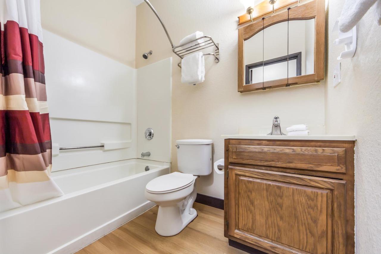 Apartment King Room Smoke Free at Red Roof Inn & Suites Omaha - Council Bluffs