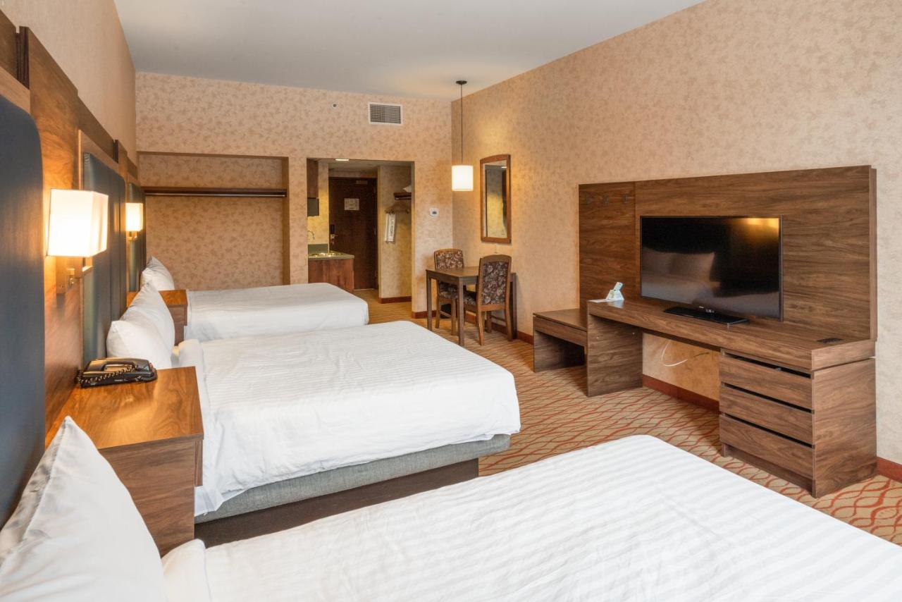 Three Queen Beds - Mountain View at The Lodge at Big Sky