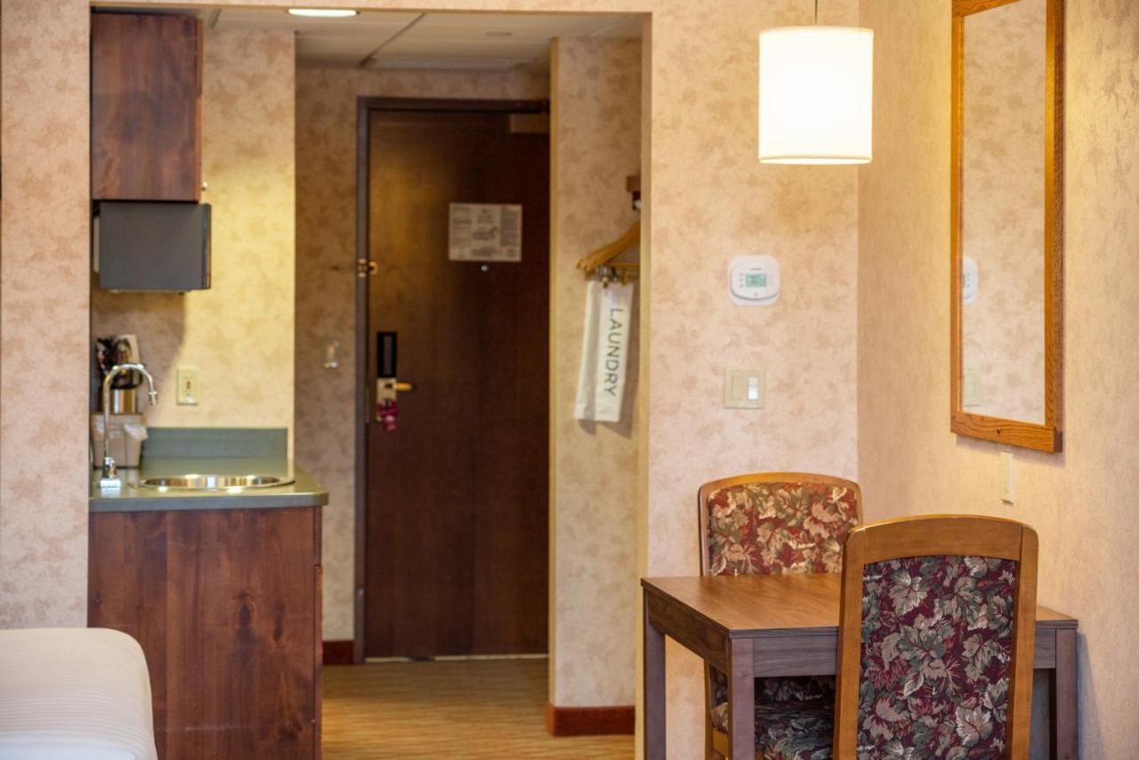 Three Queen Beds - Mountain View at The Lodge at Big Sky