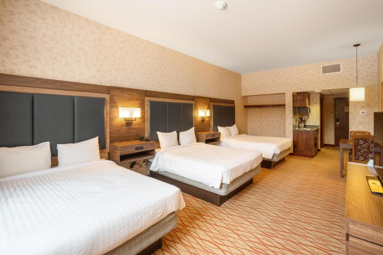 Three Queen Beds - Mountain View at The Lodge at Big Sky