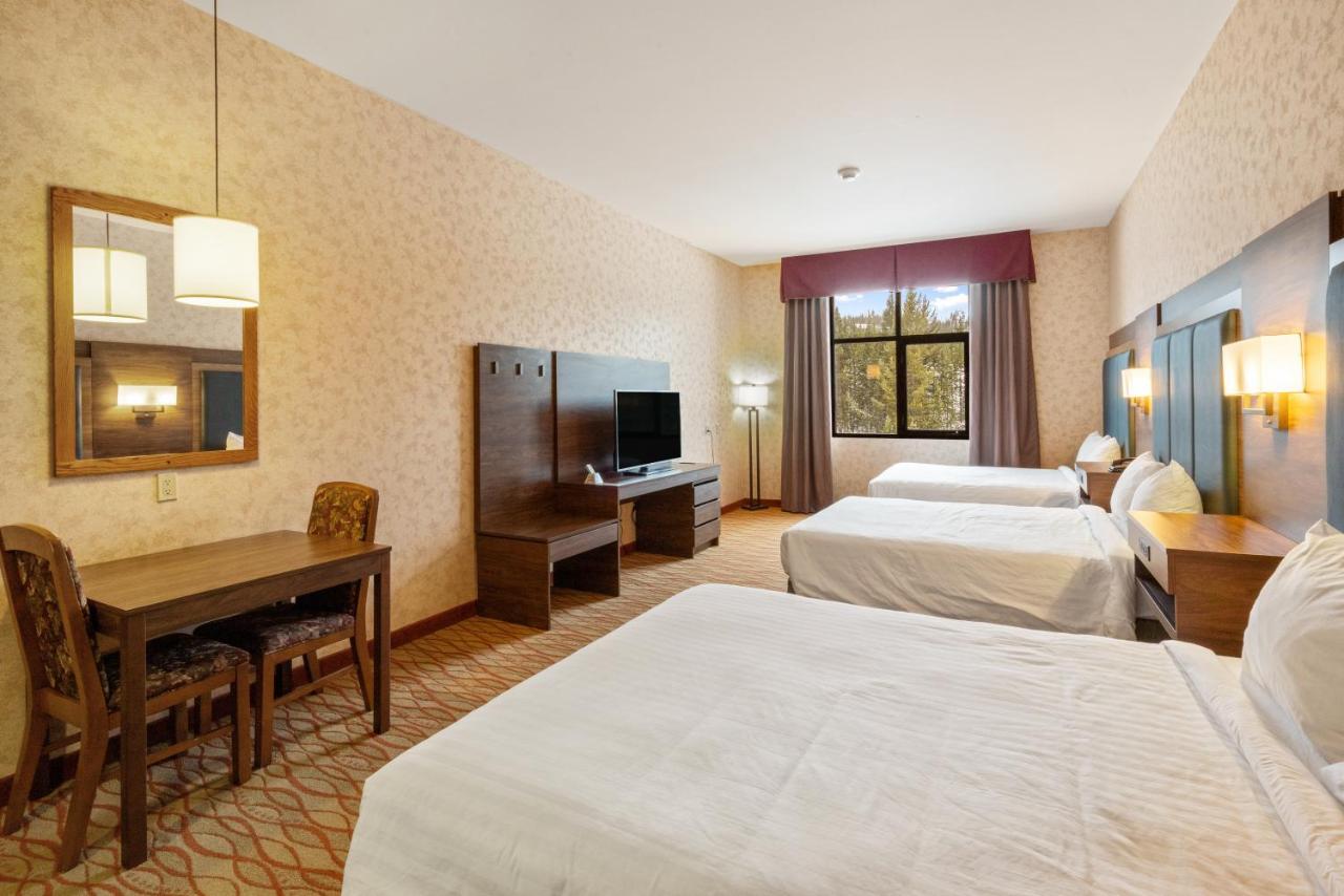 Three Queen Beds - Mountain View at The Lodge at Big Sky