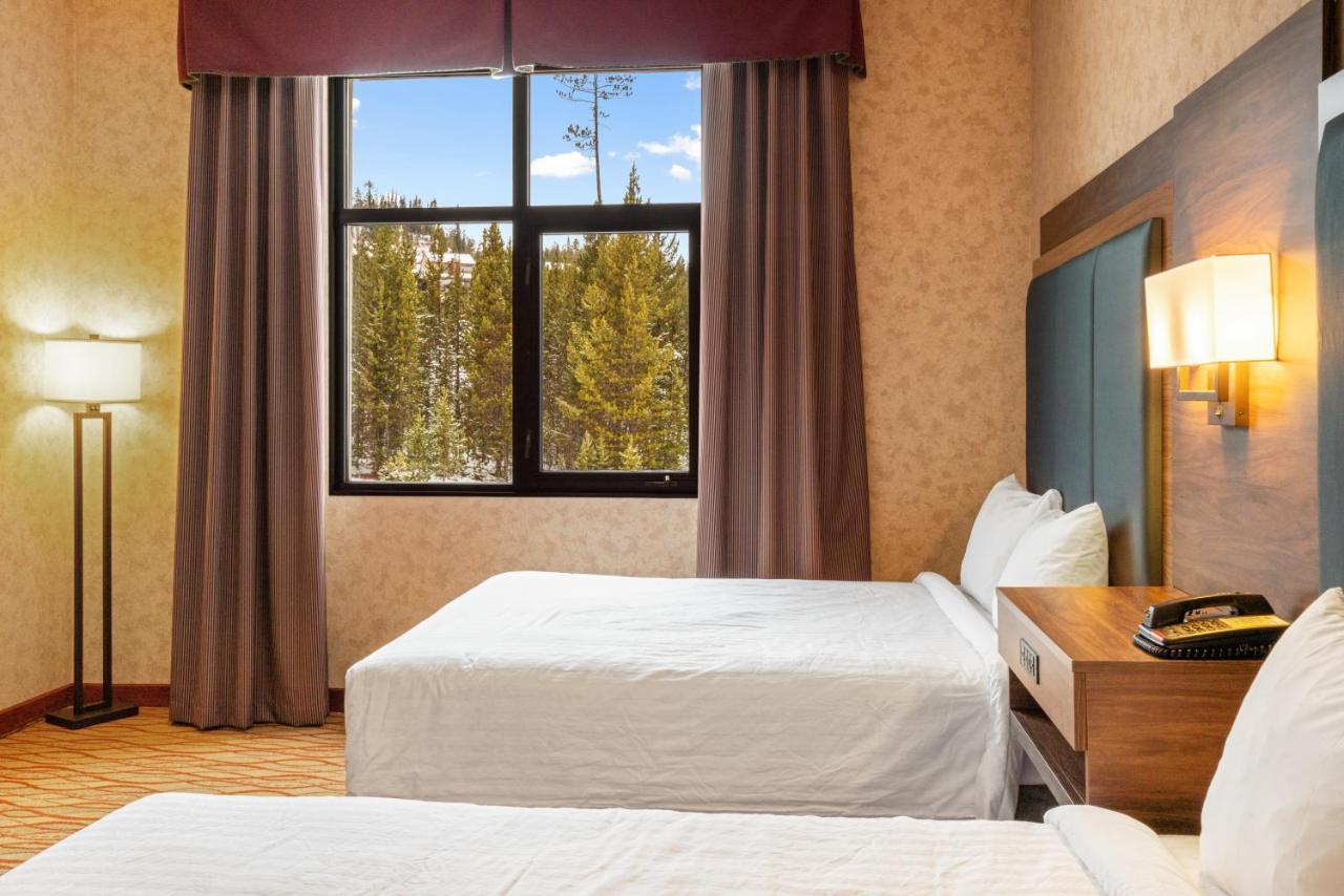 Three Queen Beds - Mountain View at The Lodge at Big Sky