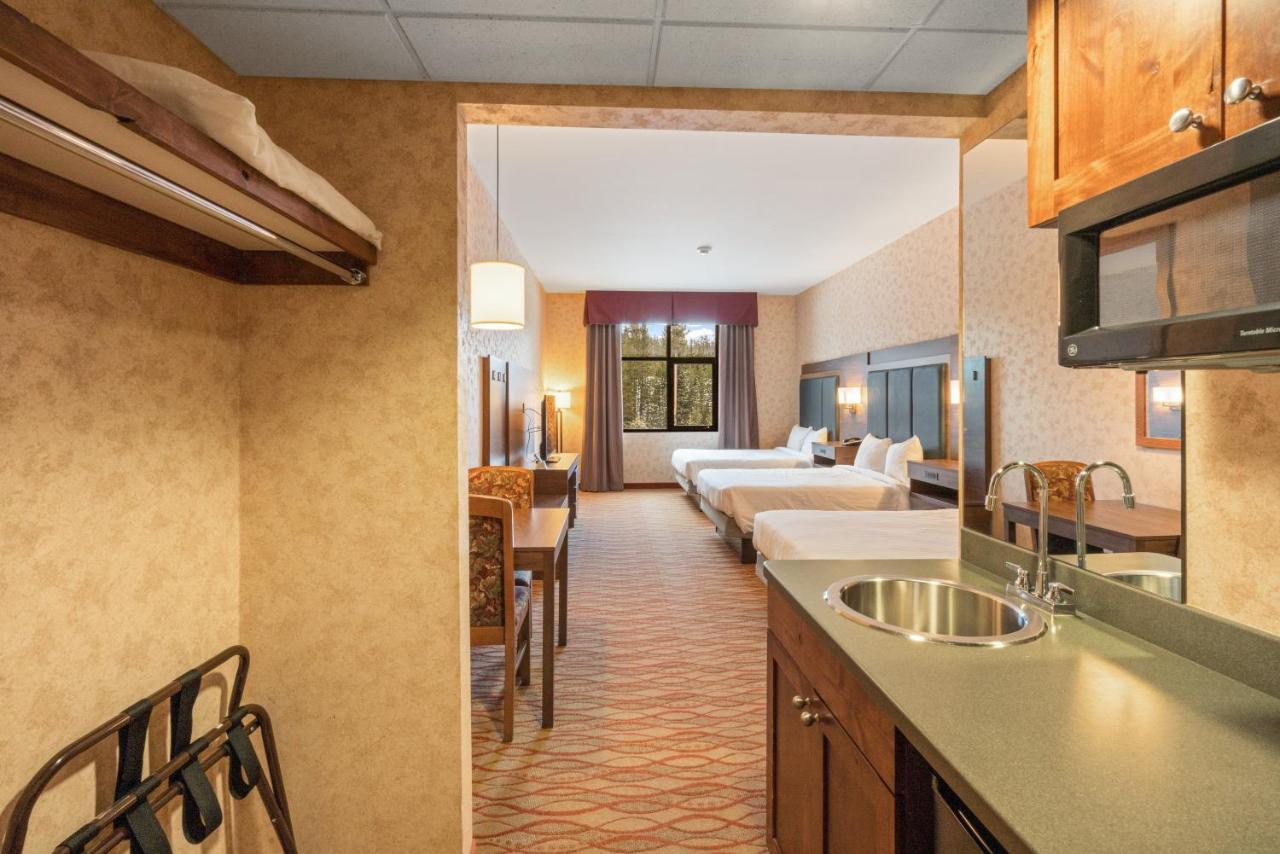 Three Queen Beds - Mountain View at The Lodge at Big Sky