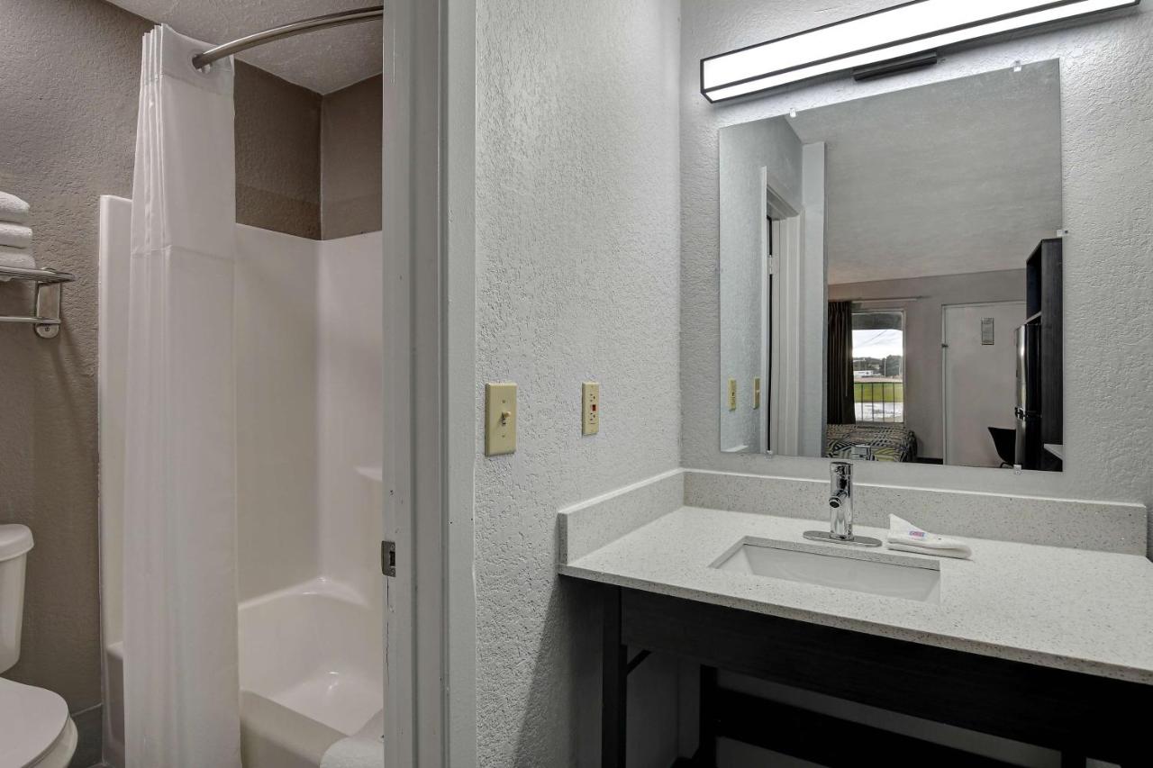 Quadruple Room - Smoking at Studio 6 Meridian, MS - Bonita Lakes