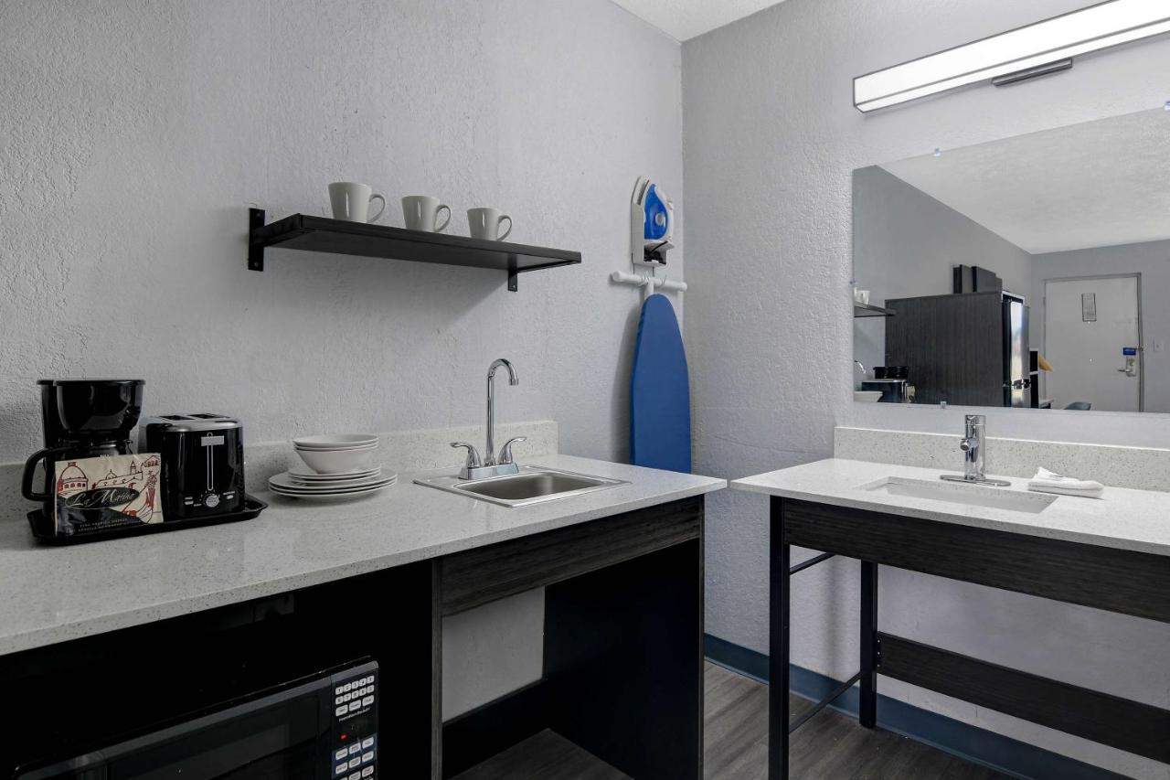Quadruple Room - Disability Access - Non-Smoking at Studio 6 Meridian, MS - Bonita Lakes