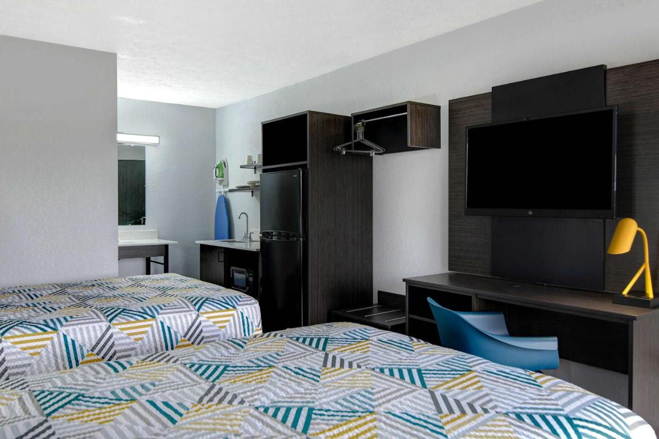 Quadruple Room - Disability Access - Non-Smoking at Studio 6 Meridian, MS - Bonita Lakes