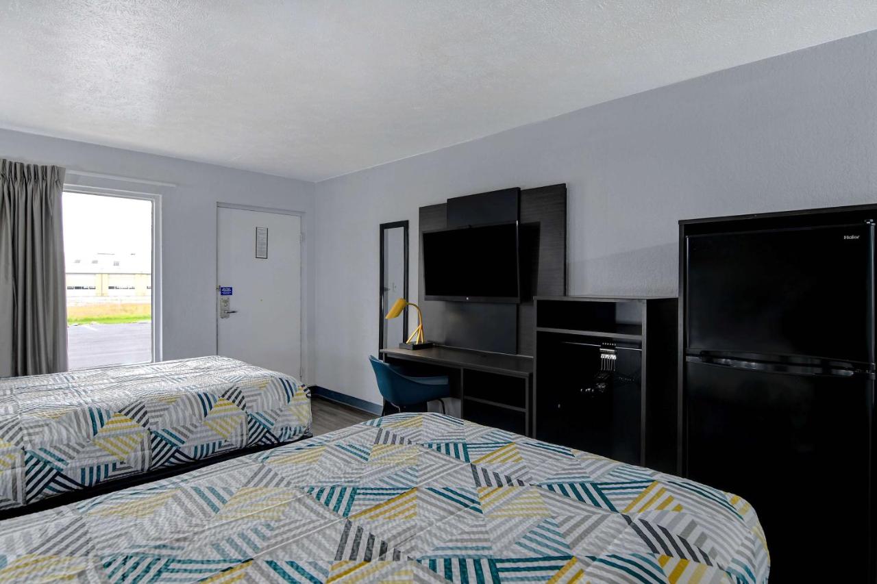 Quadruple Room - Disability Access - Non-Smoking at Studio 6 Meridian, MS - Bonita Lakes