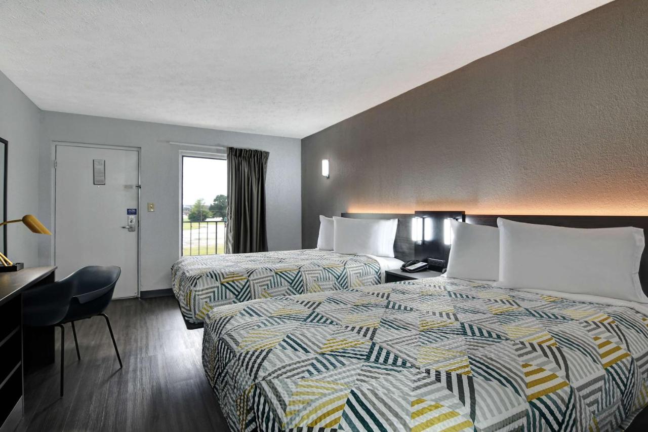Quadruple Room - Smoking at Studio 6 Meridian, MS - Bonita Lakes