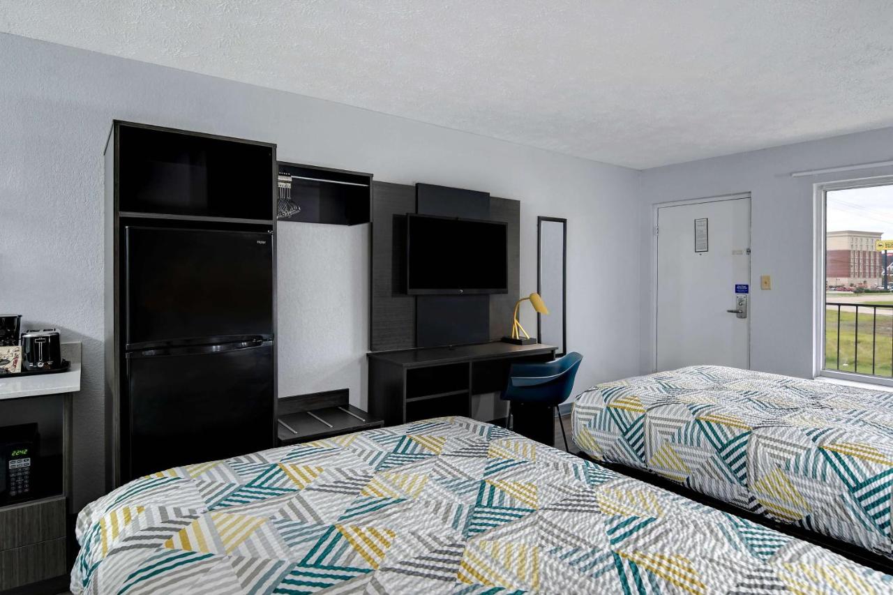 Quadruple Room - Smoking at Studio 6 Meridian, MS - Bonita Lakes