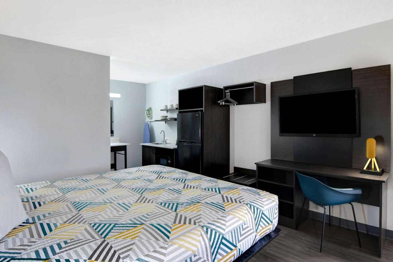 King Room - Disability Access - Smoking at Studio 6 Meridian, MS - Bonita Lakes