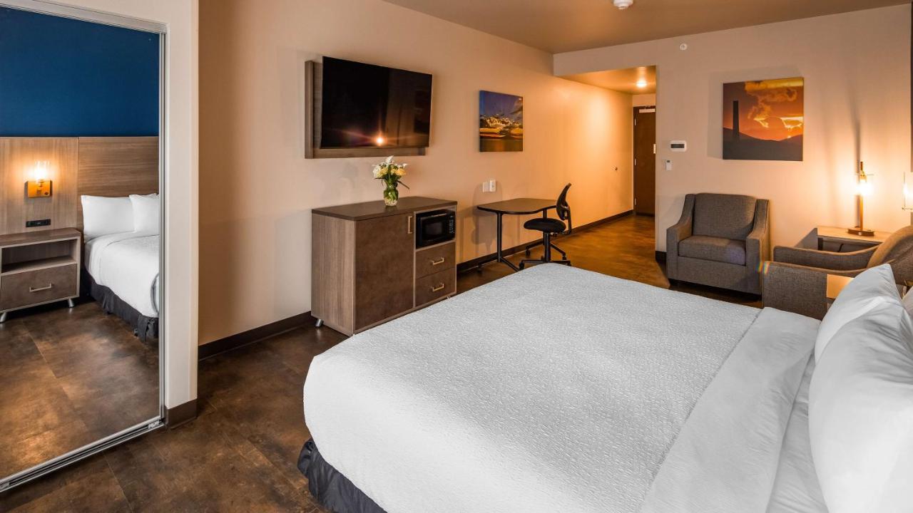 King Suite with Bath Tub - Disability Access at The Forge Hotel, BW Signature Collection