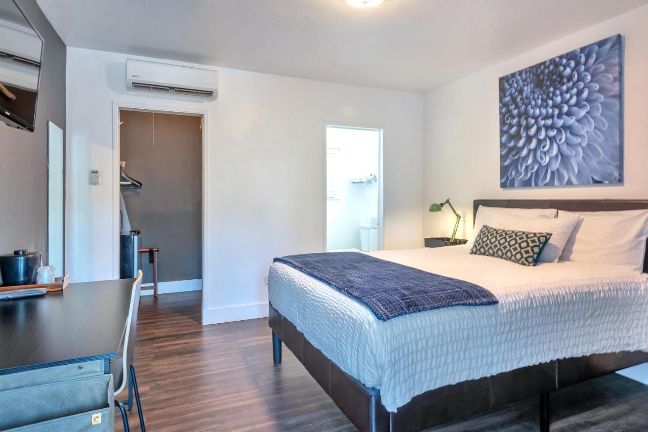 Queen Room at Oasis Hotel