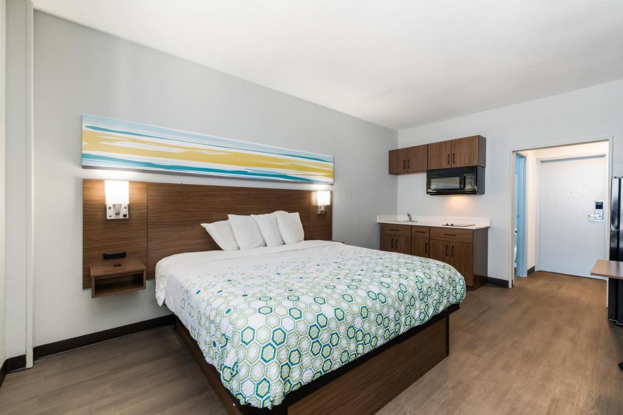 Studio King Room Non-Smoking at HomeTowne Studios By Red Roof Newport News – Hampton West