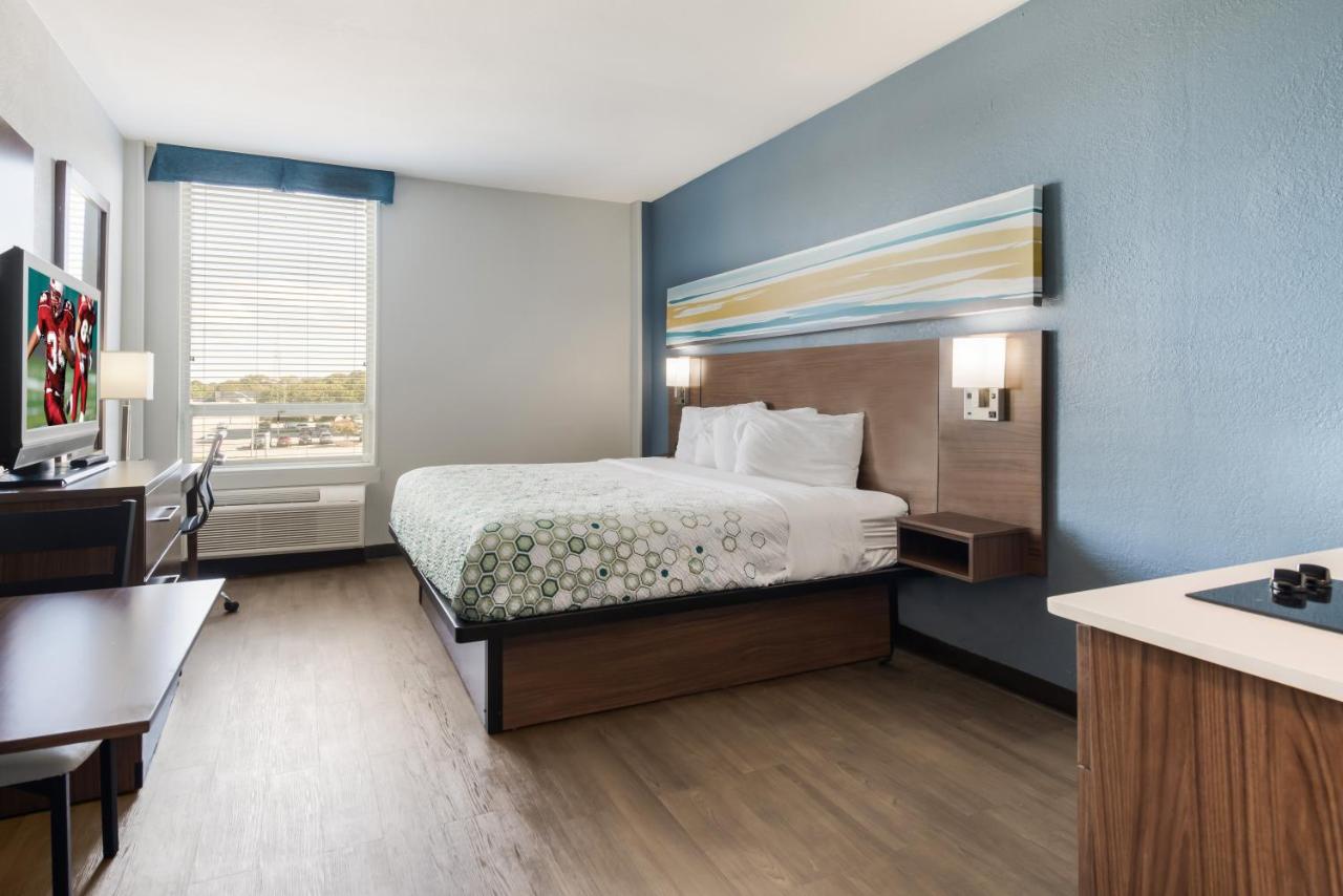 Studio King Room Non-Smoking at HomeTowne Studios By Red Roof Newport News – Hampton West
