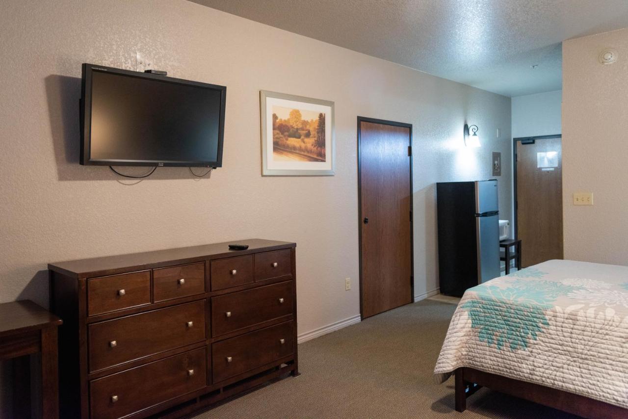 Queen Room at Premium Inn and Suites