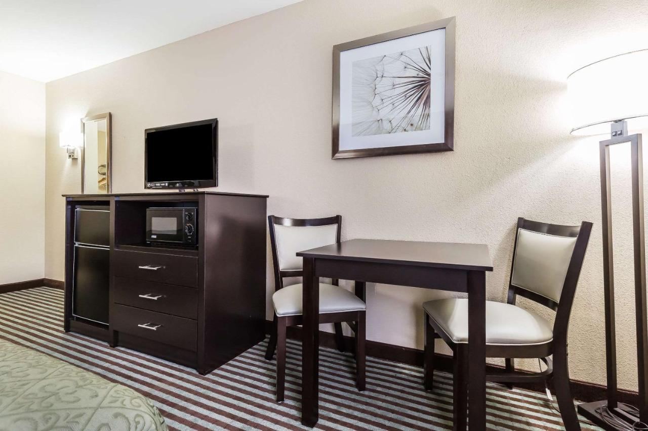 Queen Room with Two Queen Beds - Non-Smoking at Quality Inn Mount Vernon, IL