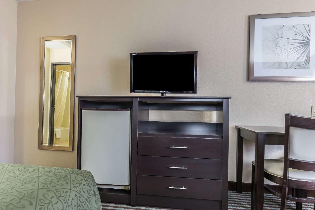 Queen Room with Two Queen Beds - Non-Smoking at Quality Inn Mount Vernon, IL