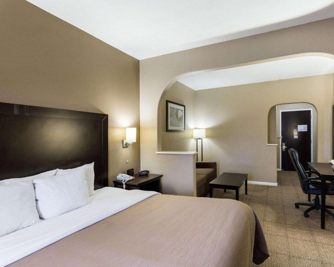 King Suite at Quality Suites Houston NW Cy-Fair