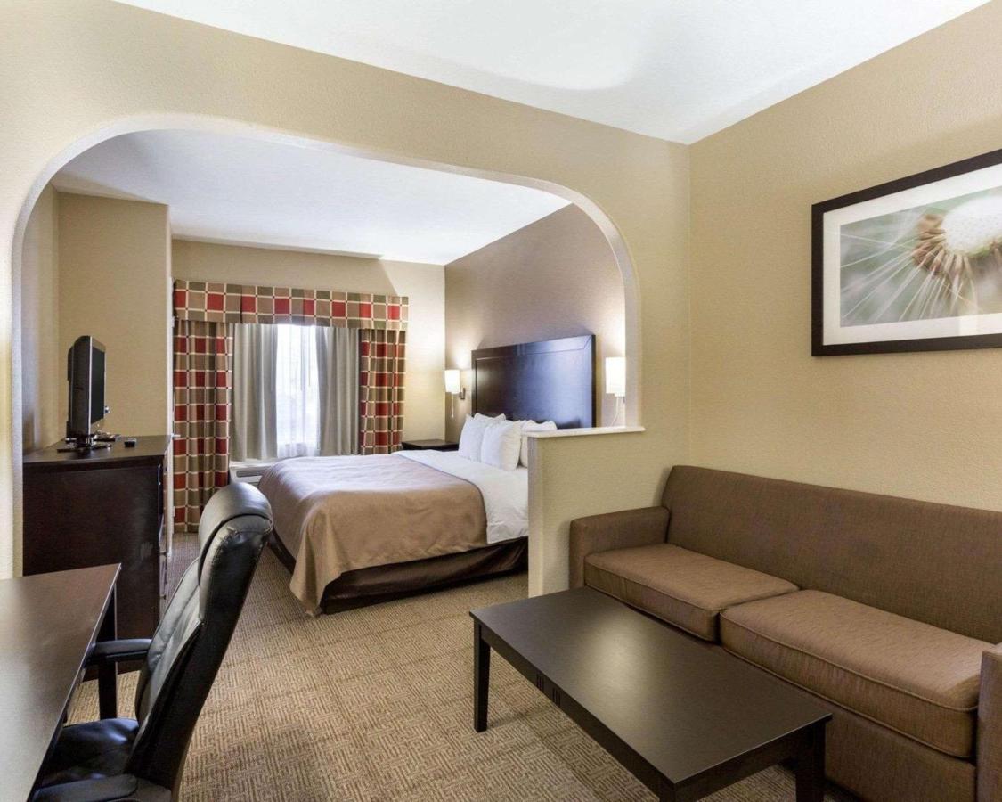 King Suite at Quality Suites Houston NW Cy-Fair