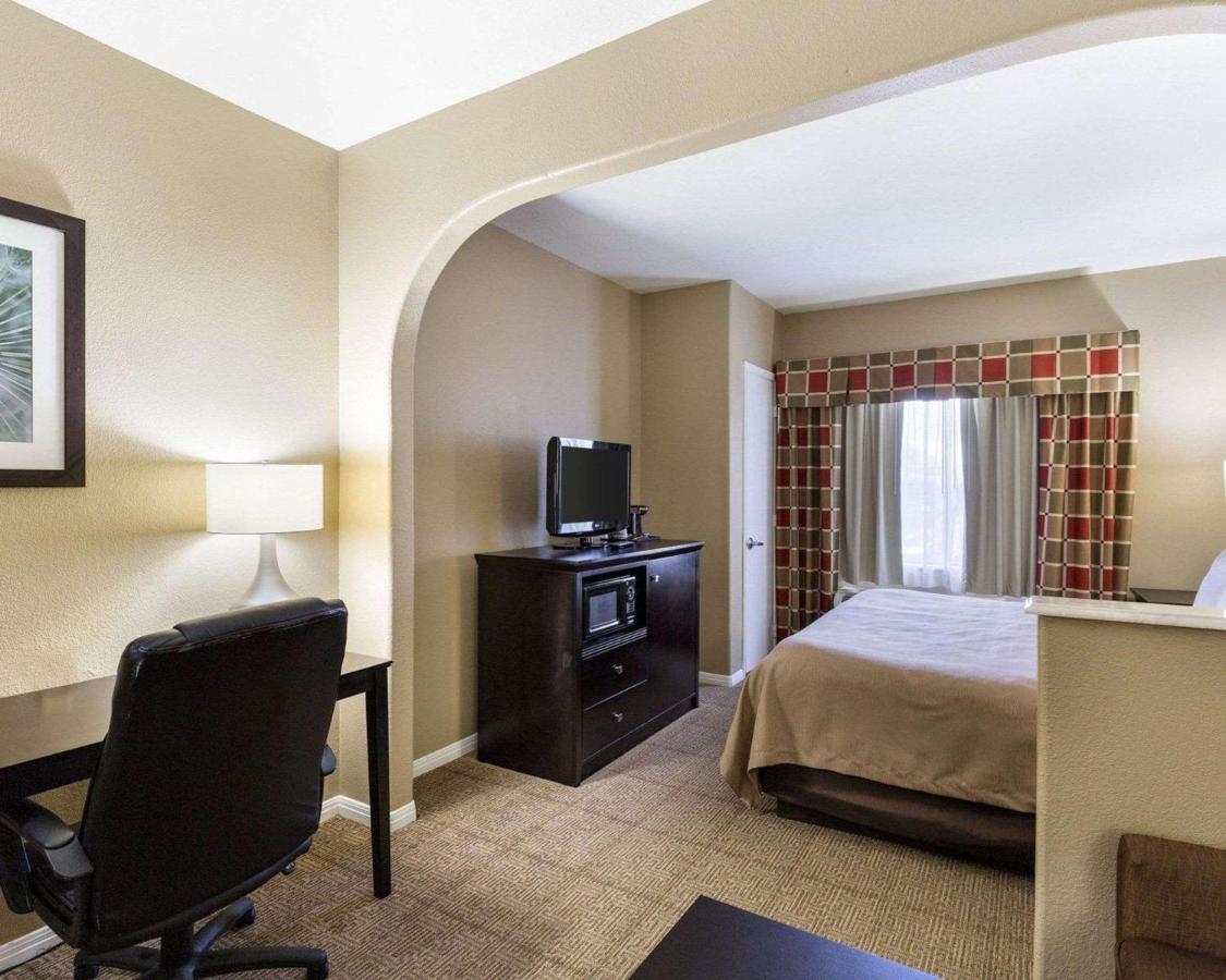 King Suite at Quality Suites Houston NW Cy-Fair