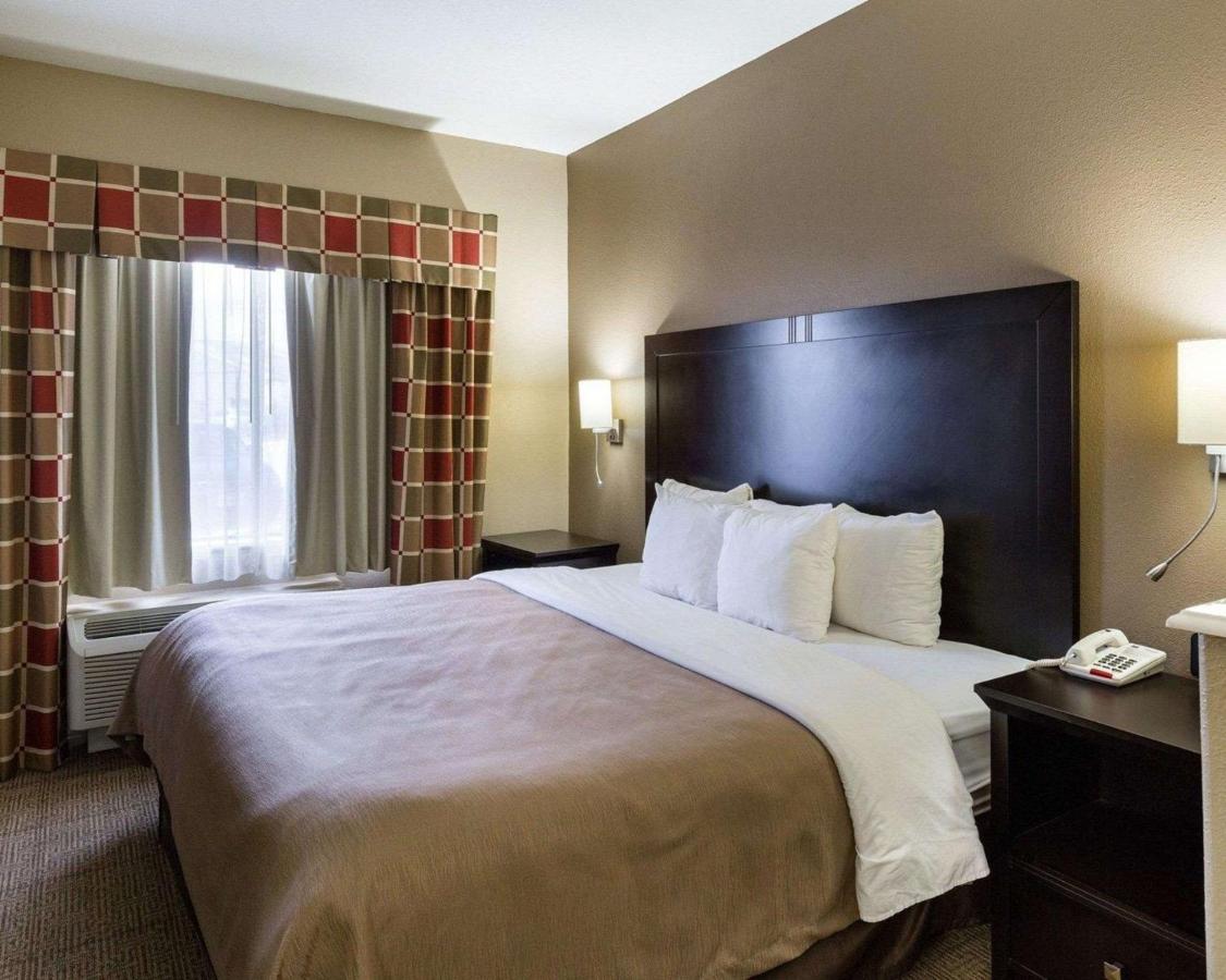 King Suite at Quality Suites Houston NW Cy-Fair