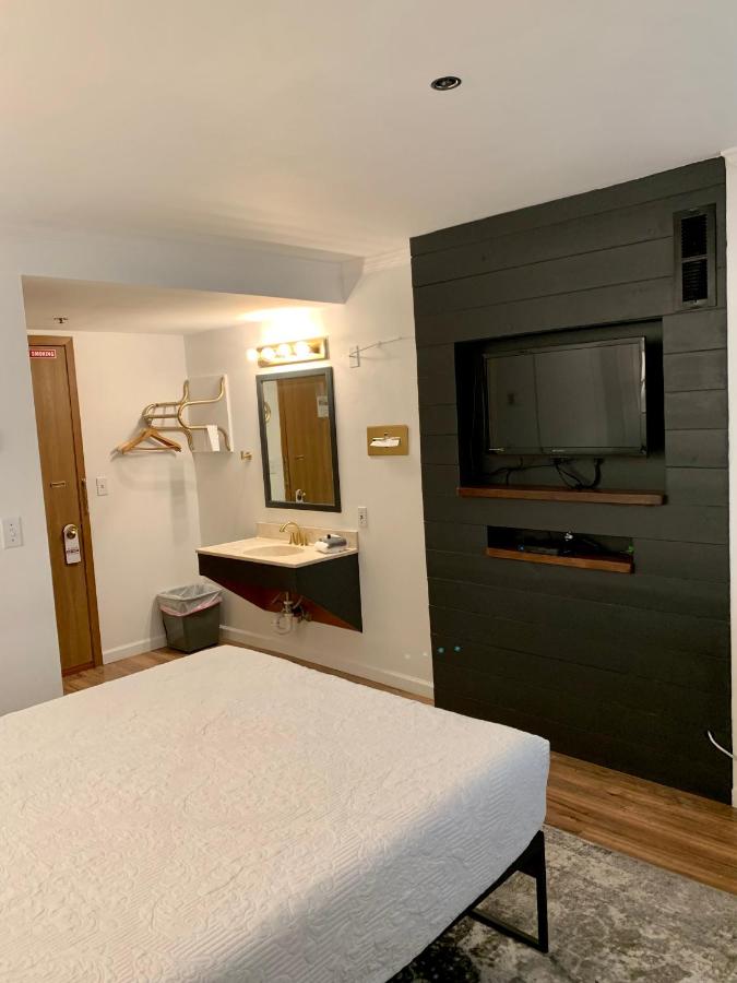 | The Brooks Hotel Restaurant and Lounge