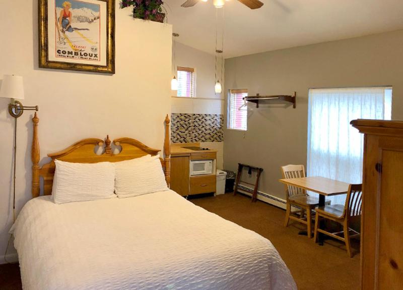 Superior Queen Room at Tyrolean Lodge