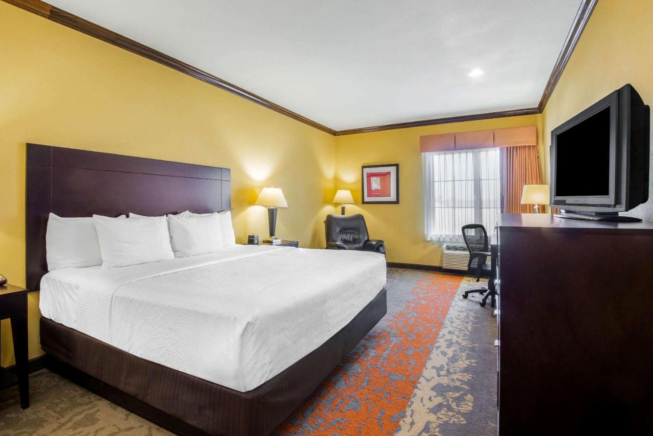 Deluxe King Room at La Quinta Inn & Suites by Wyndham Eastland