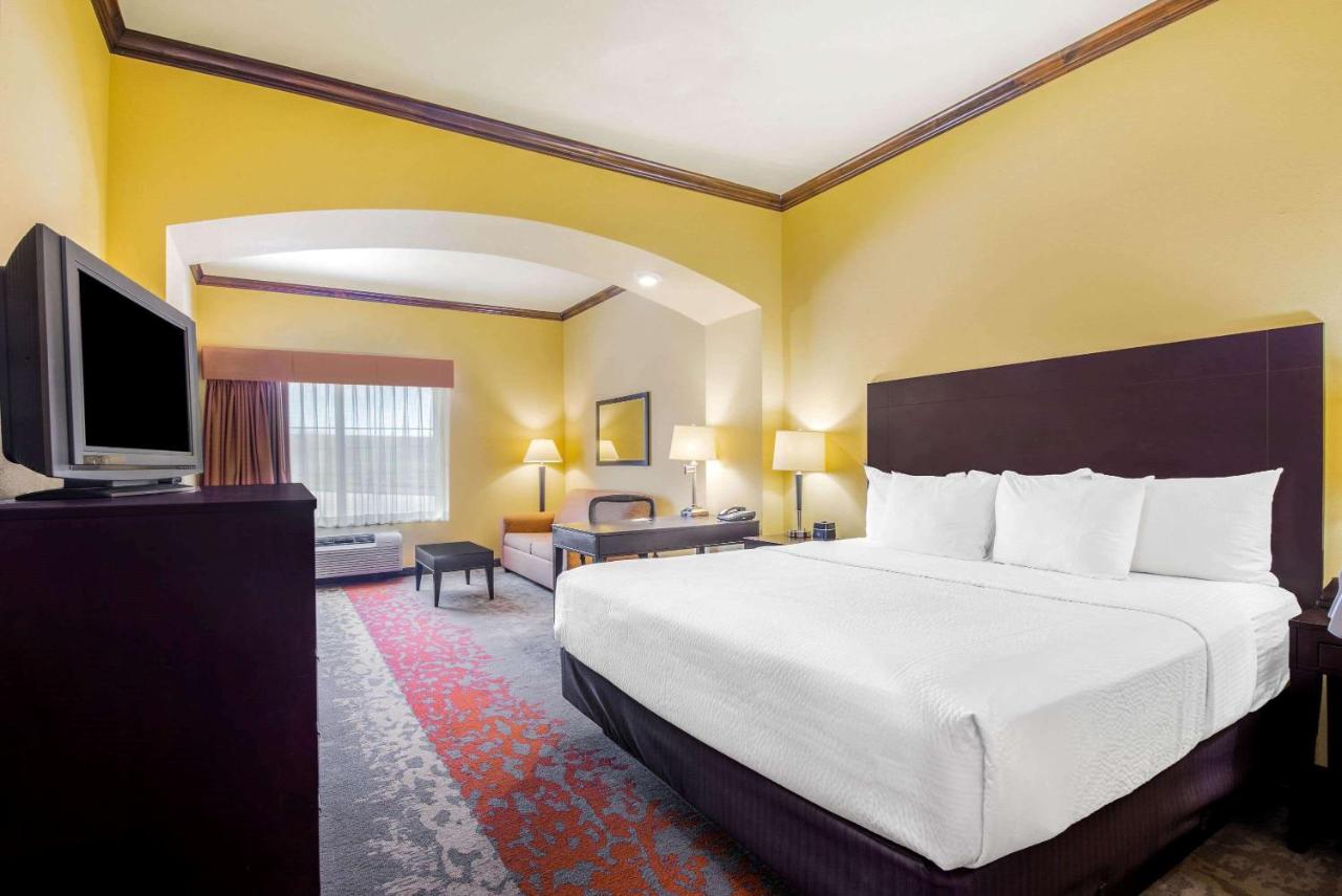 Deluxe King Room with Mobility/Hearing Impaired Access - Non-Smoking at La Quinta Inn & Suites by Wyndham Eastland