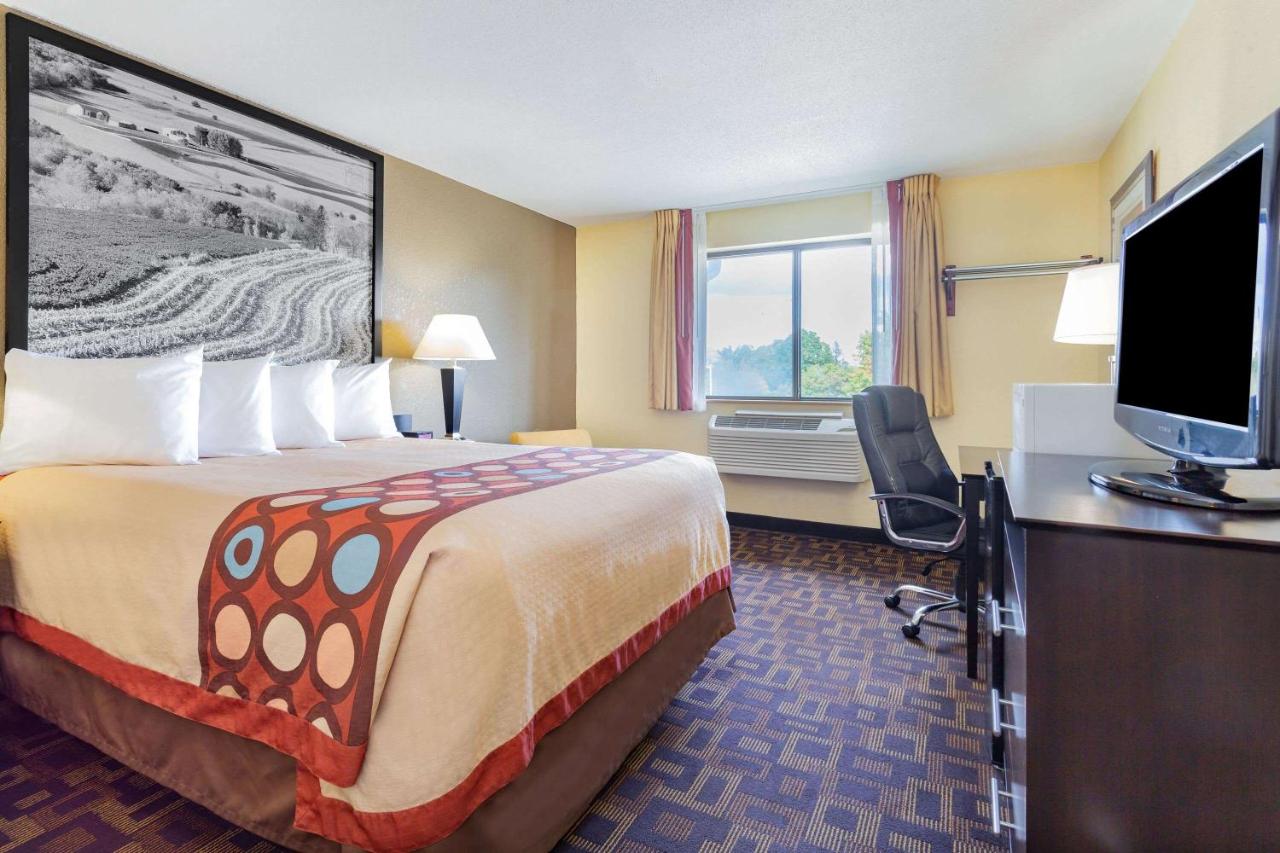  | Super 8 by Wyndham Decorah