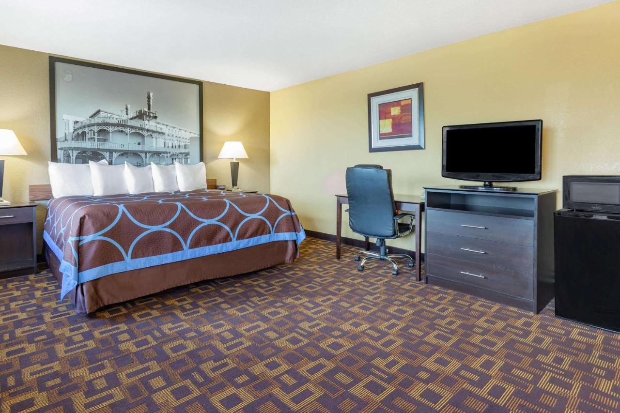  | Super 8 by Wyndham Decorah