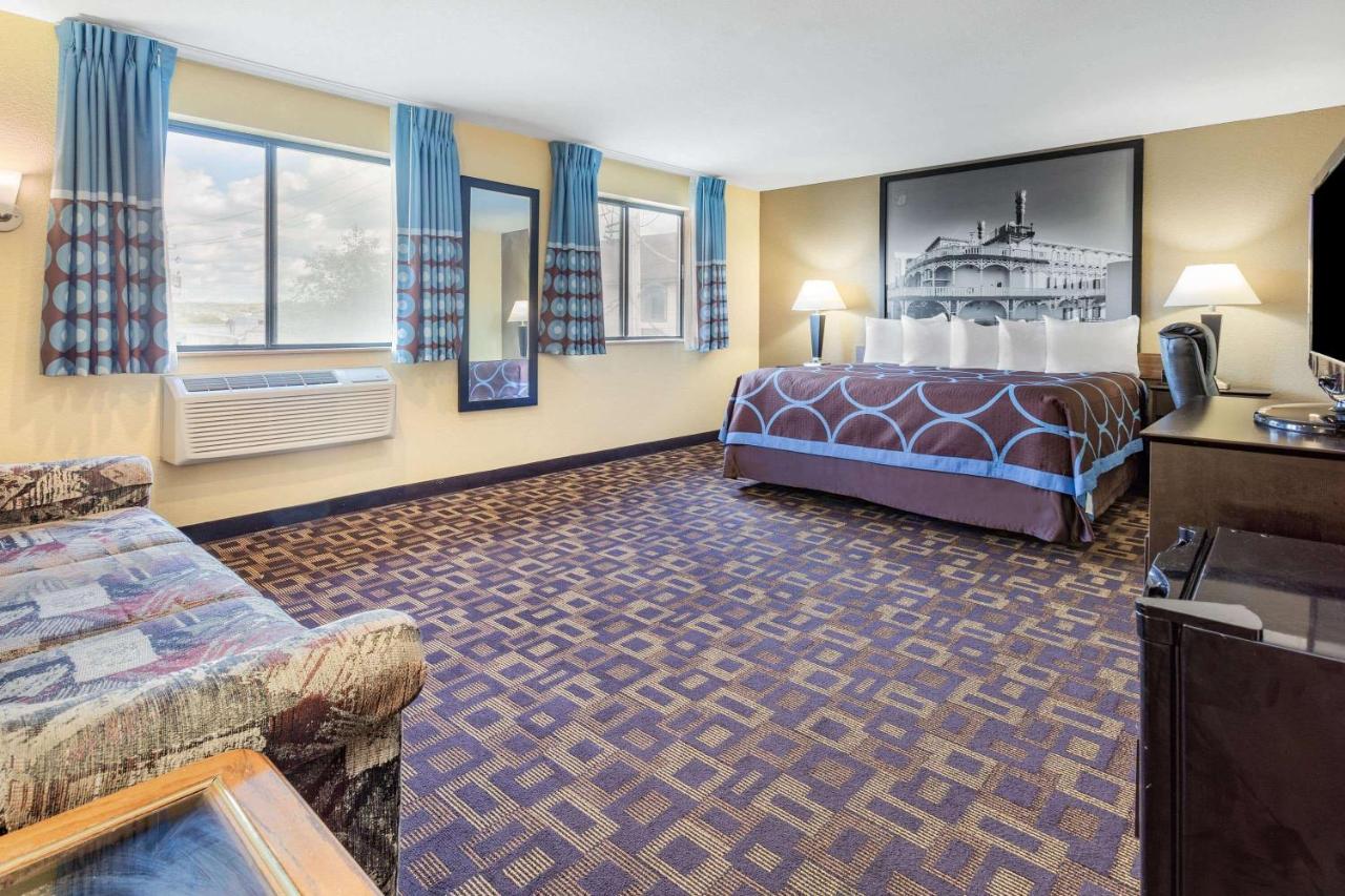  | Super 8 by Wyndham Decorah