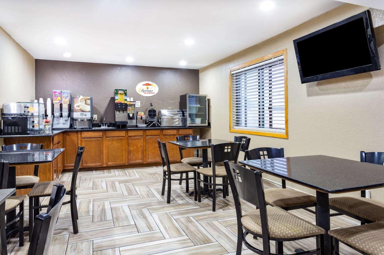  | Super 8 by Wyndham Decorah