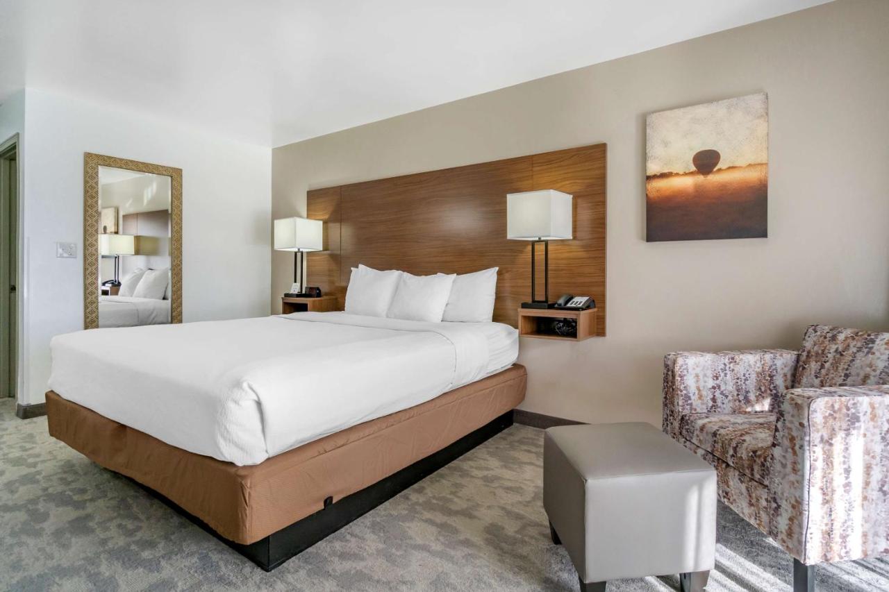King Room with Lake View - Non-Smoking at Best Western Plus Lake Front Hotel