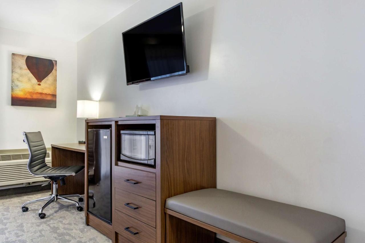 Queen Room with Two Queen Beds with Lake View - Non-Smoking at Best Western Plus Lake Front Hotel