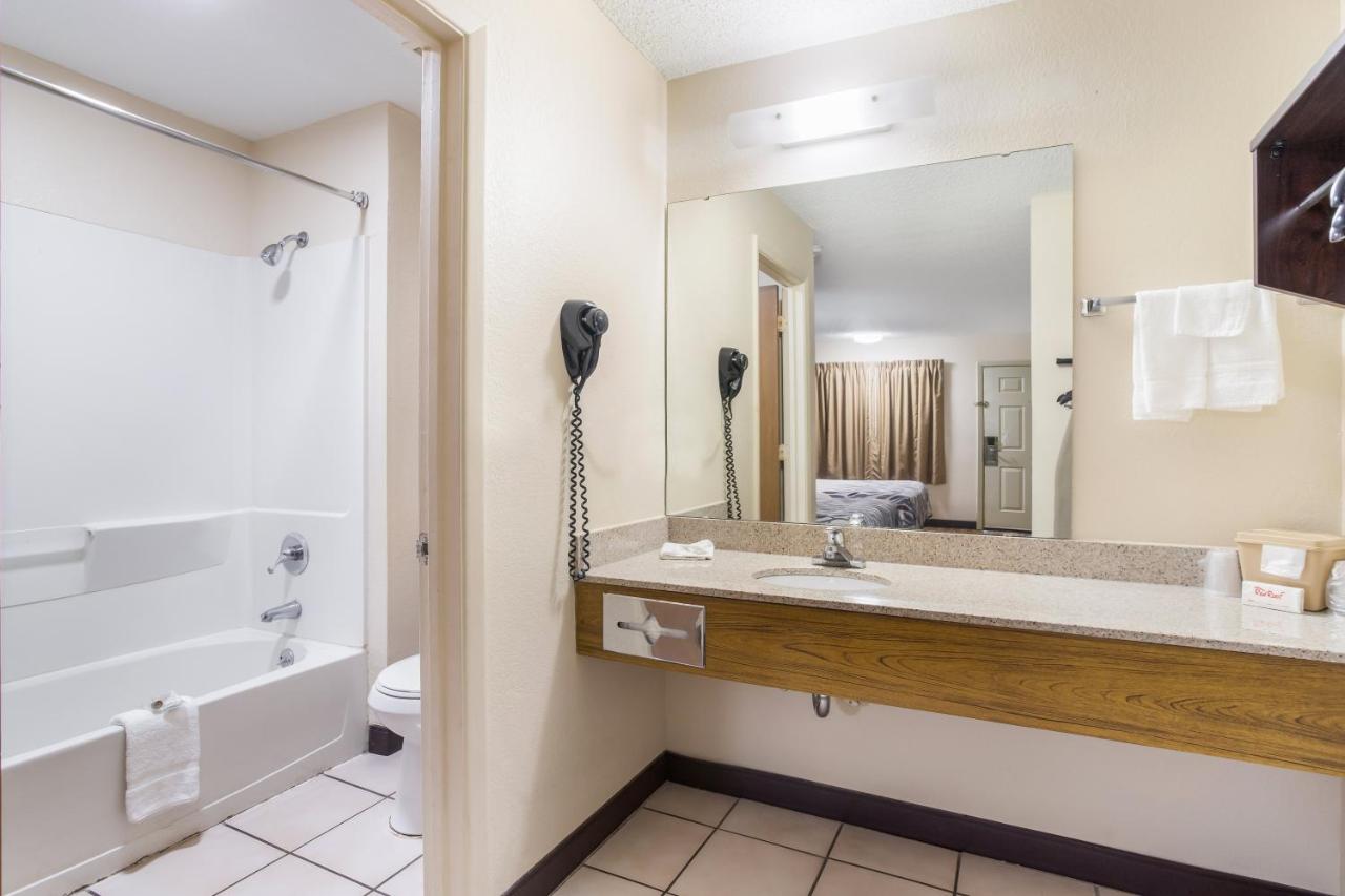 Superior King Room Smoke Free at Red Roof Inn Albuquerque - Midtown