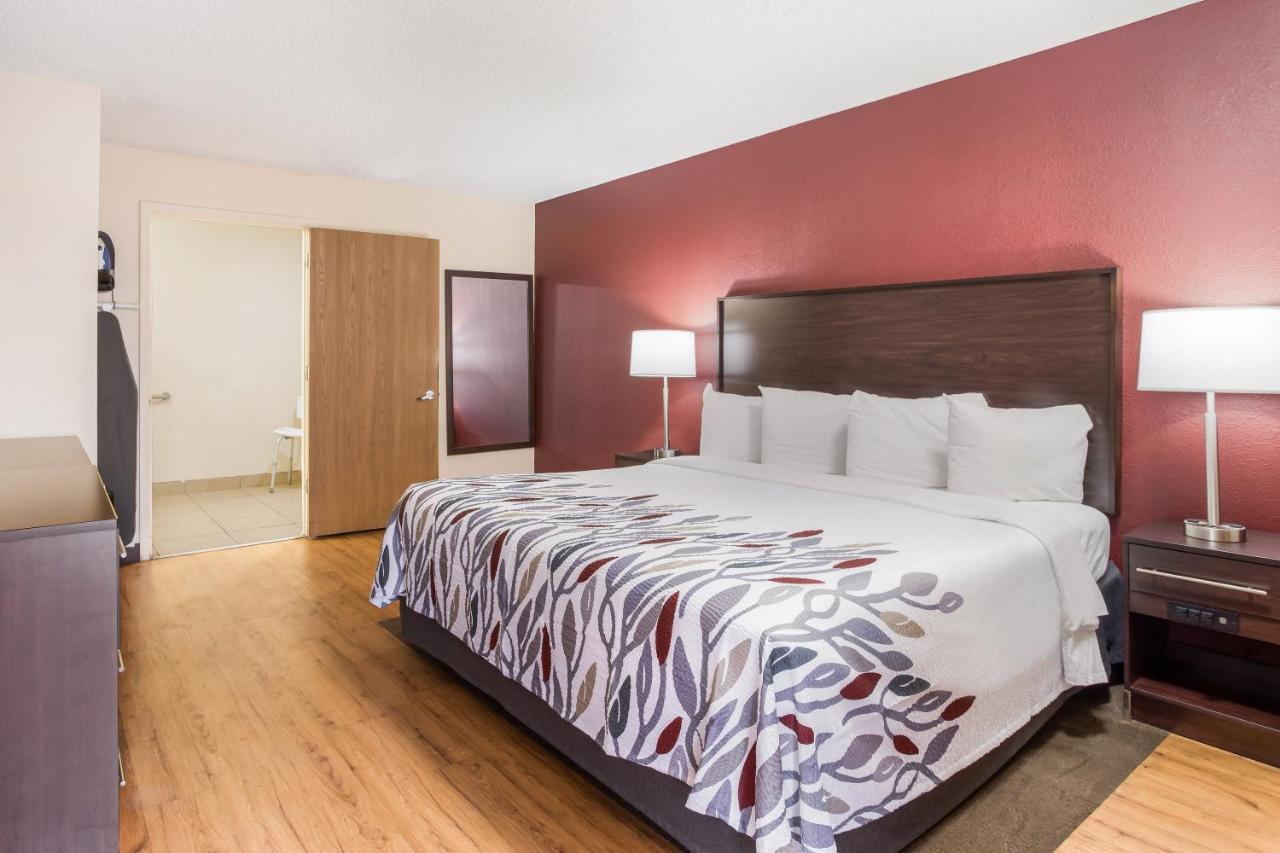 Superior King Room Disability Access Smoke Free at Red Roof Inn Albuquerque - Midtown