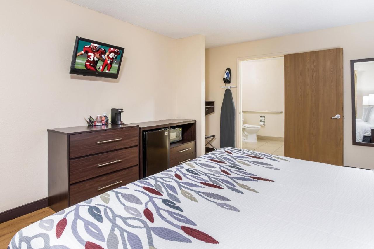 Superior King Room Disability Access Smoke Free at Red Roof Inn Albuquerque - Midtown