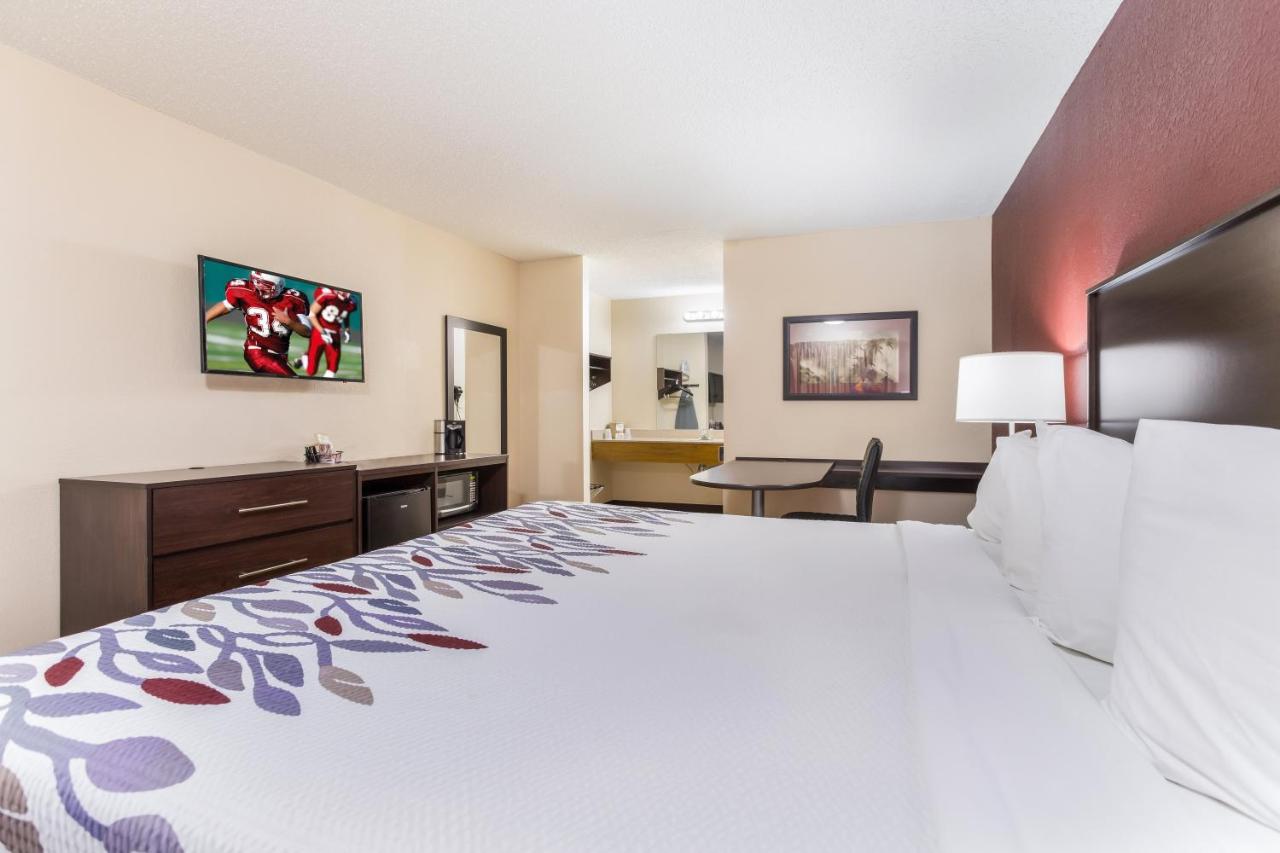 Superior King Room Smoke Free at Red Roof Inn Albuquerque - Midtown